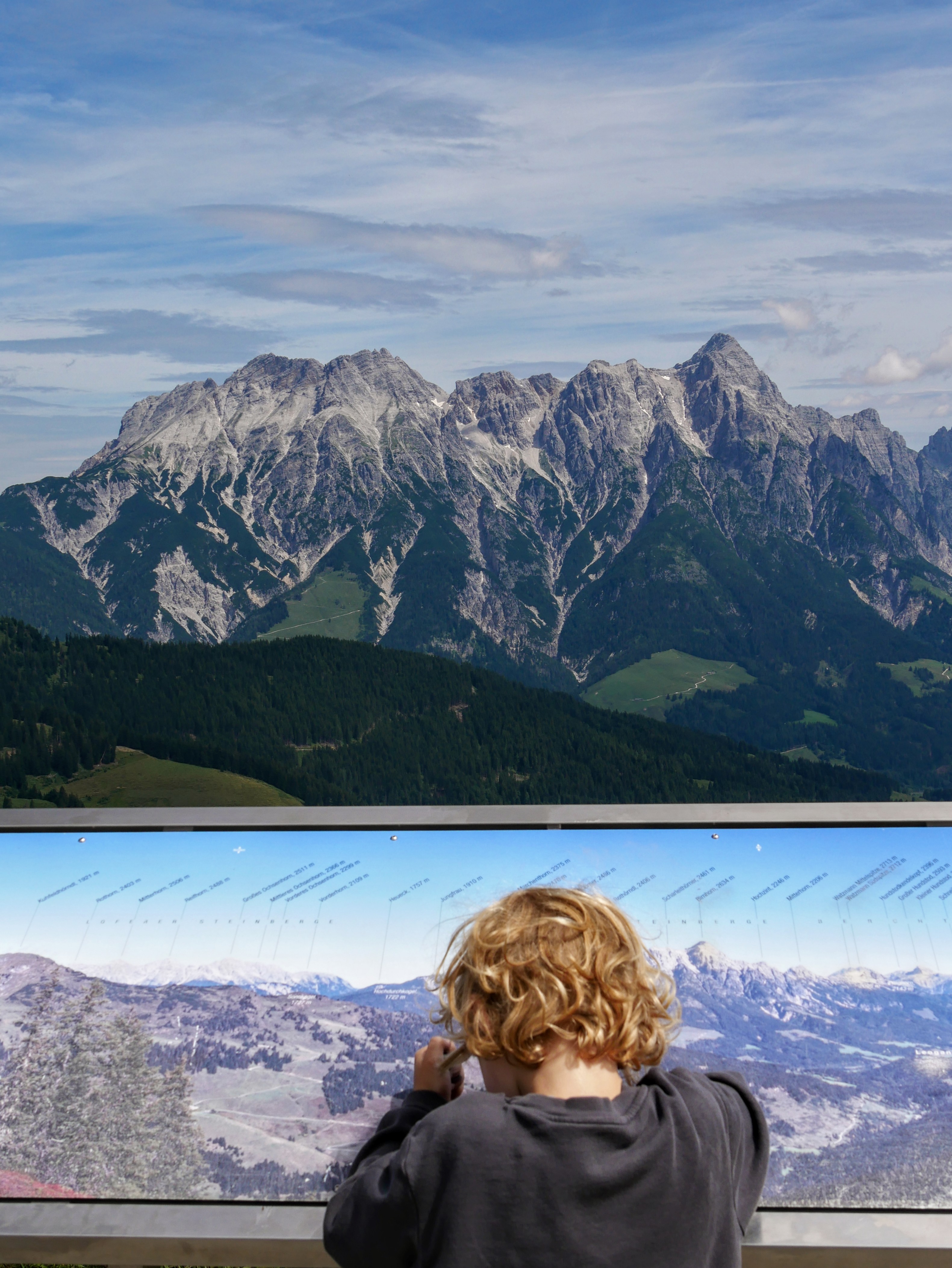 Uitzicht vanaf een berg in Saalbach Hinterglemm